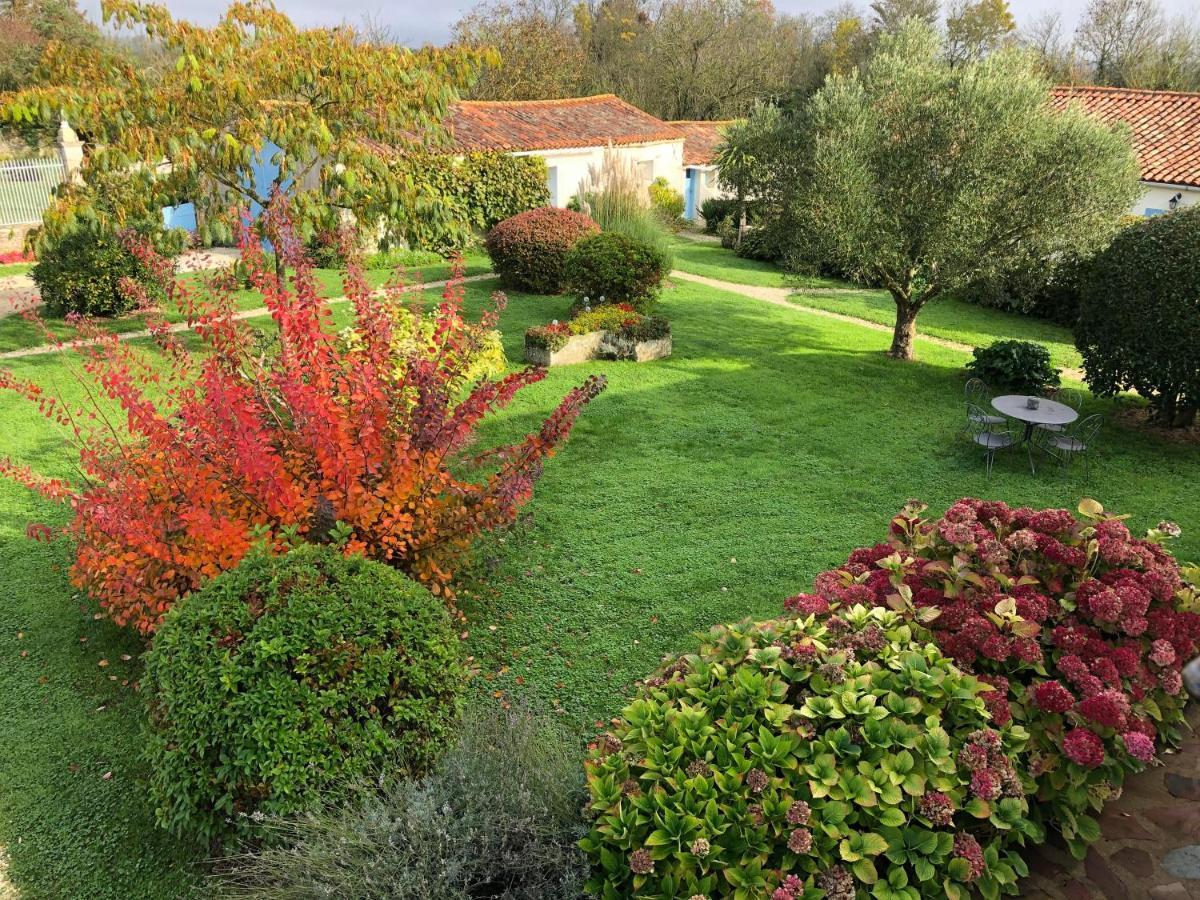 L'Enclos Bleu, Gite - Marais Poitevin Avec Piscine Chauffee Chaille-Les-Marais 외부 사진