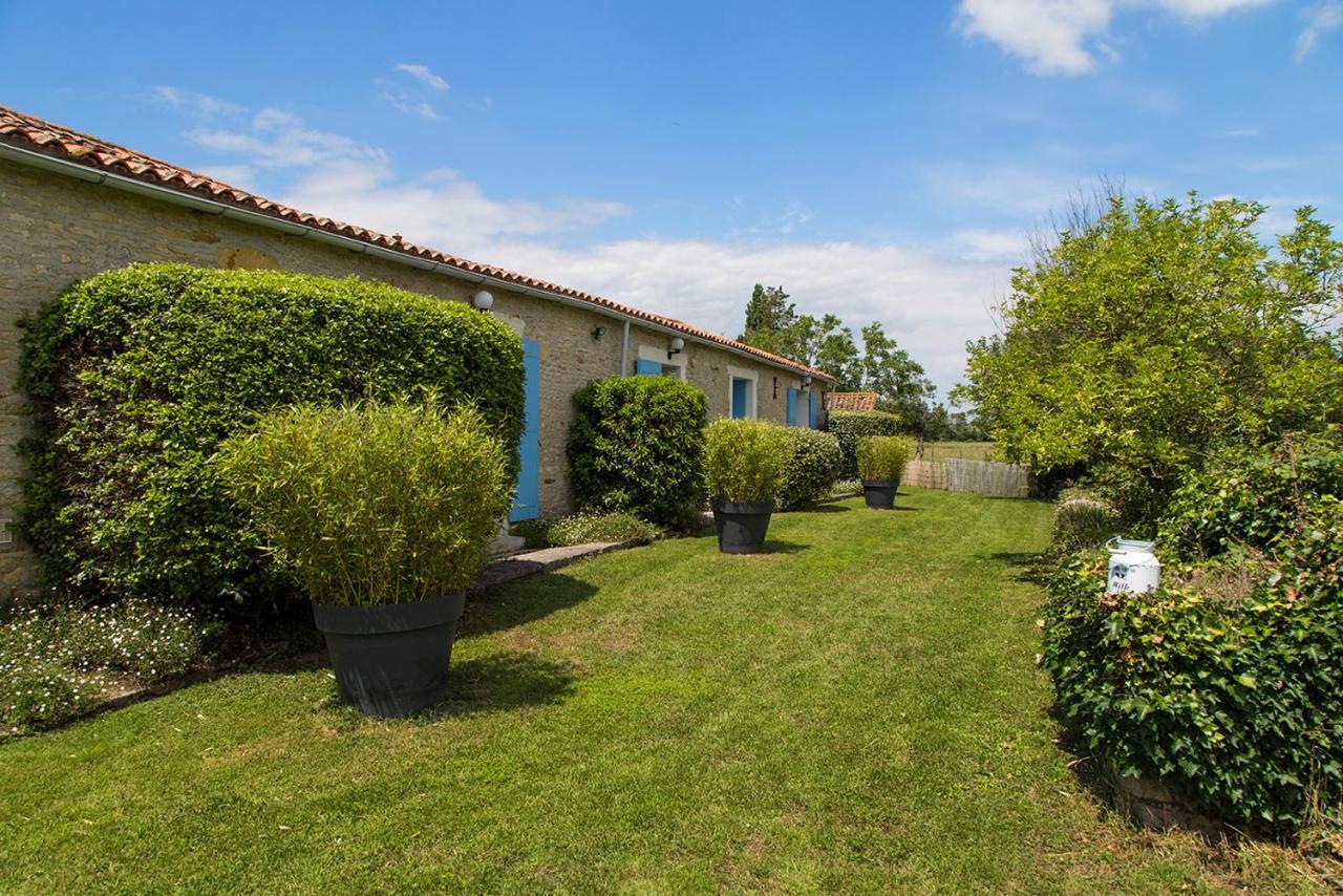 L'Enclos Bleu, Gite - Marais Poitevin Avec Piscine Chauffee Chaille-Les-Marais 외부 사진