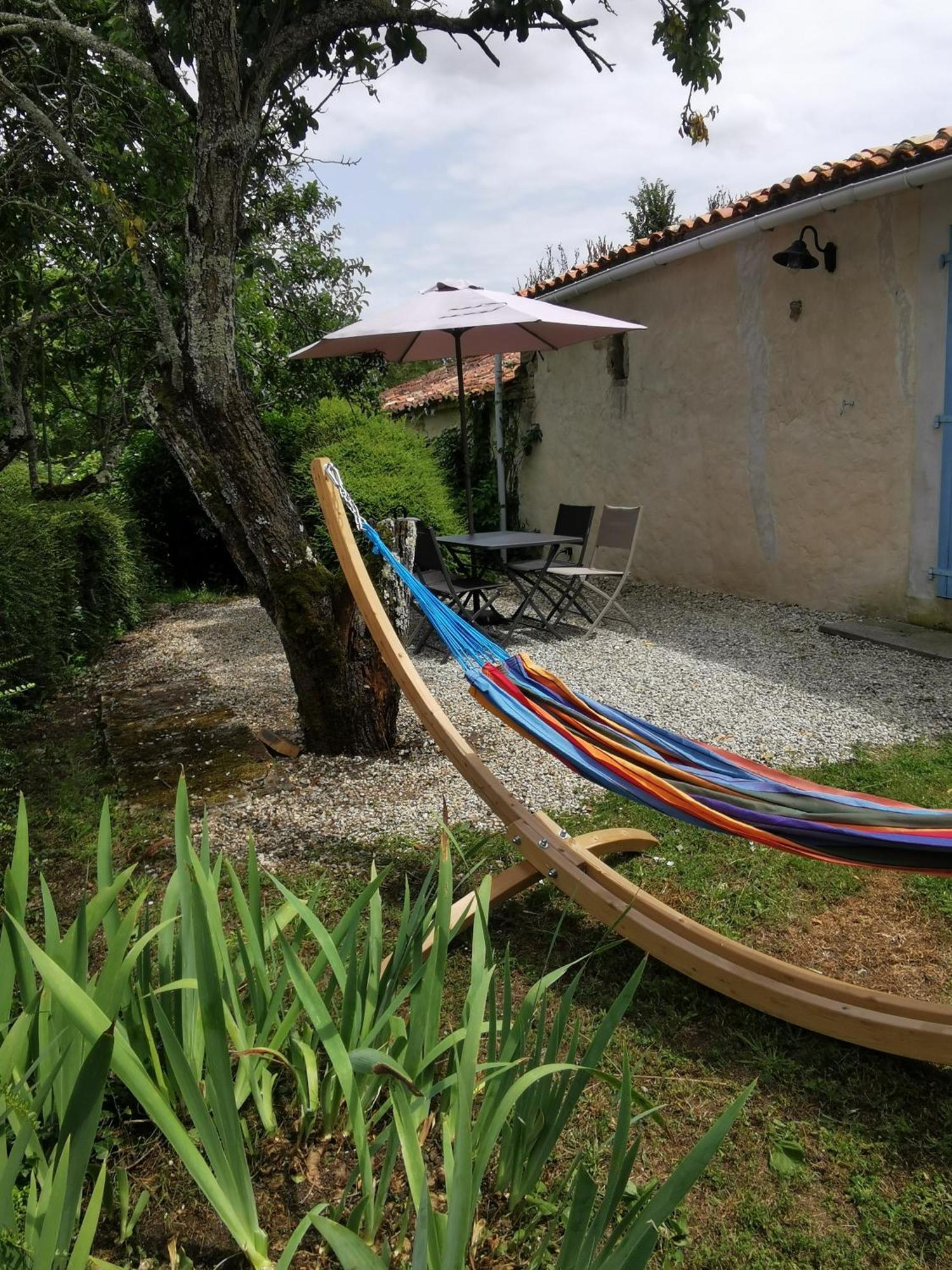 L'Enclos Bleu, Gite - Marais Poitevin Avec Piscine Chauffee Chaille-Les-Marais 외부 사진