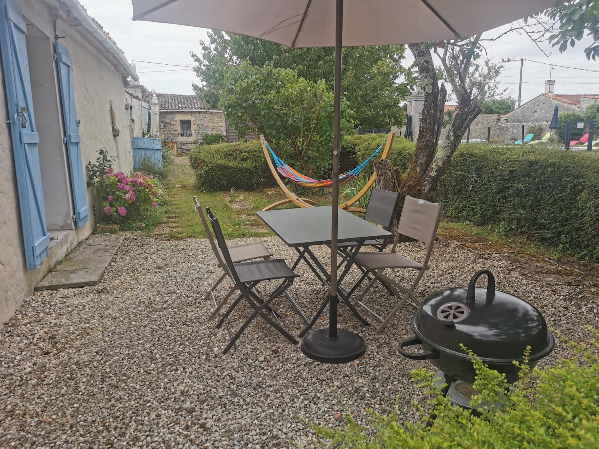 L'Enclos Bleu, Gite - Marais Poitevin Avec Piscine Chauffee Chaille-Les-Marais 외부 사진