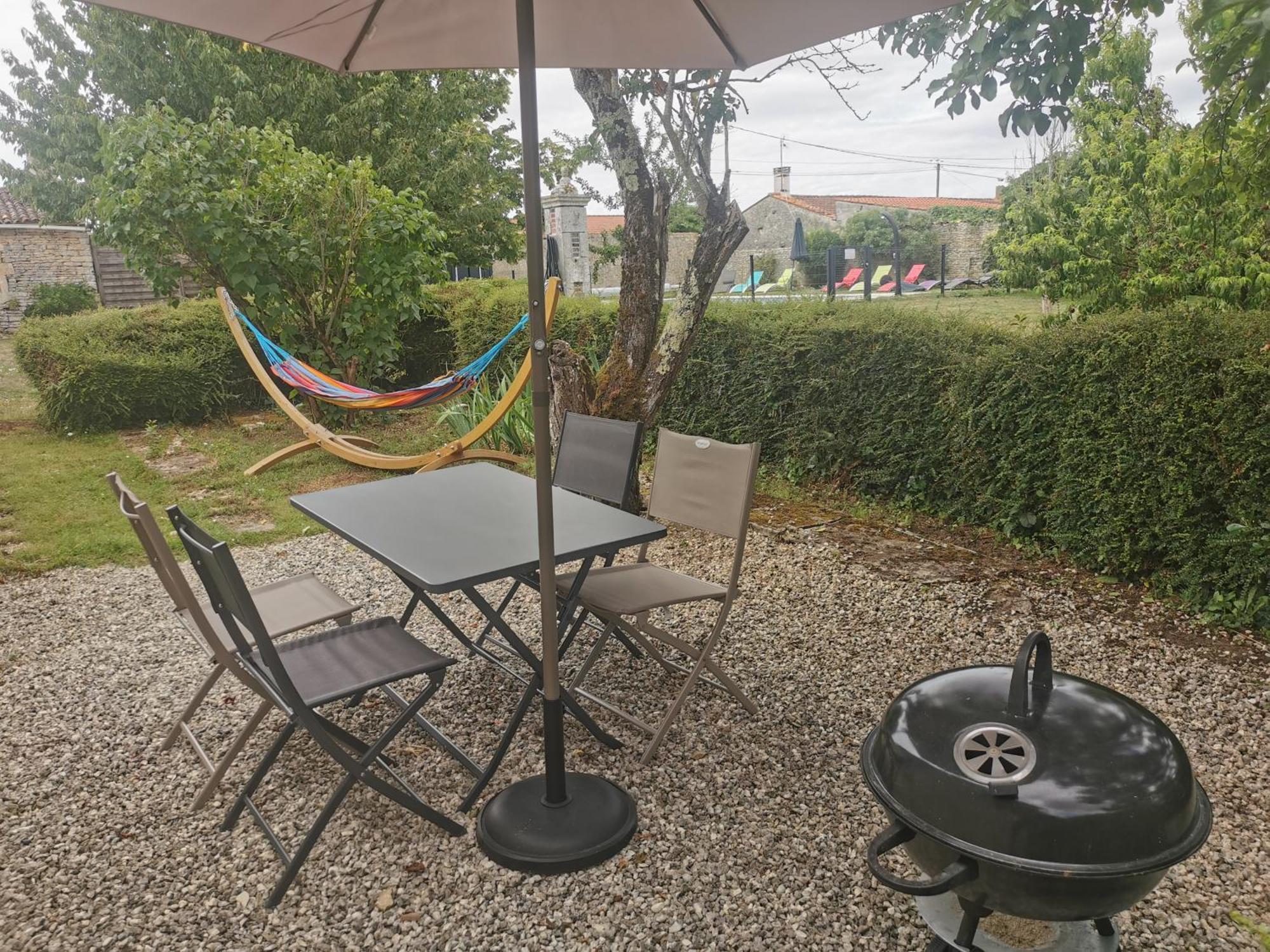 L'Enclos Bleu, Gite - Marais Poitevin Avec Piscine Chauffee Chaille-Les-Marais 외부 사진