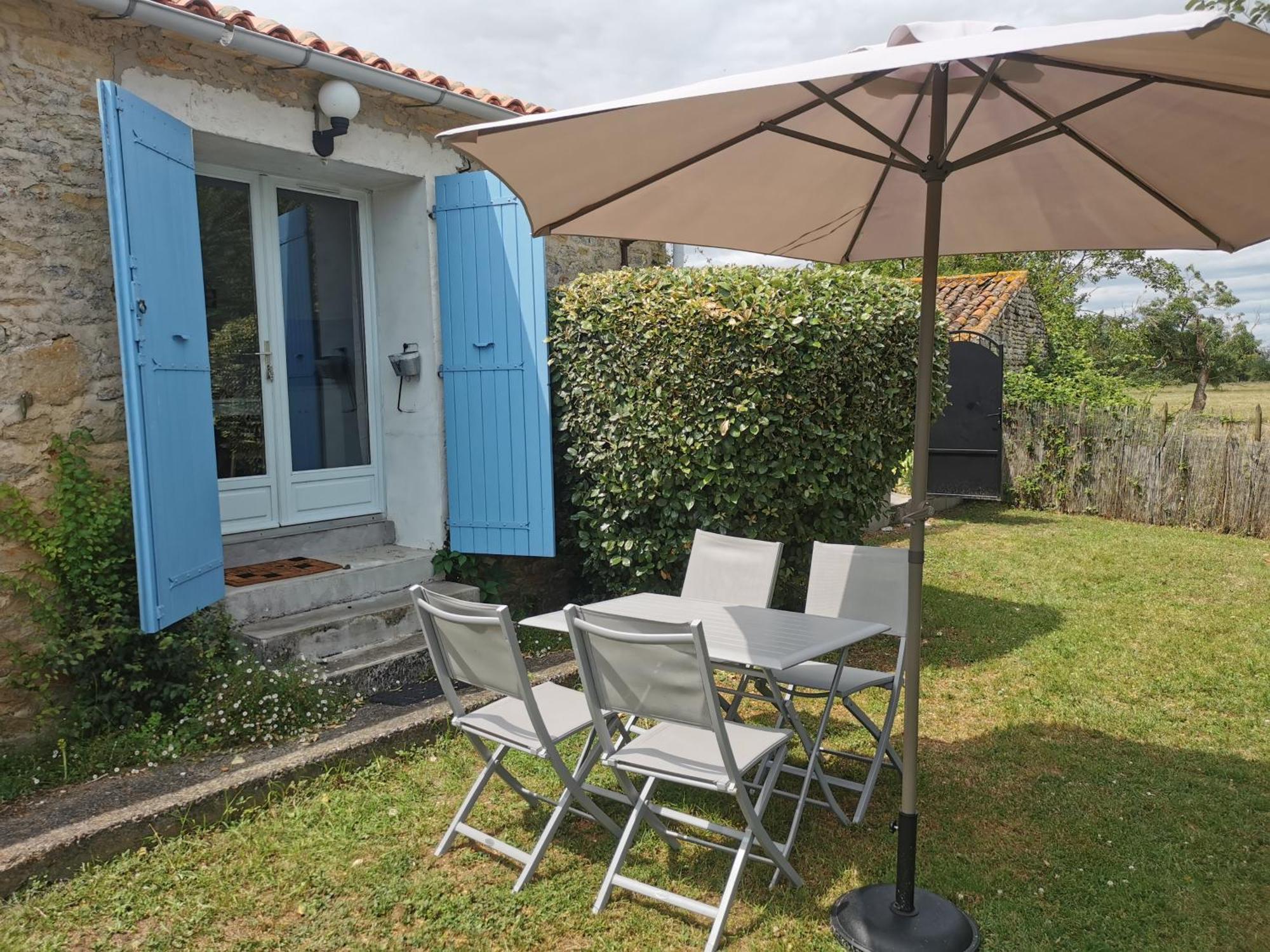 L'Enclos Bleu, Gite - Marais Poitevin Avec Piscine Chauffee Chaille-Les-Marais 외부 사진