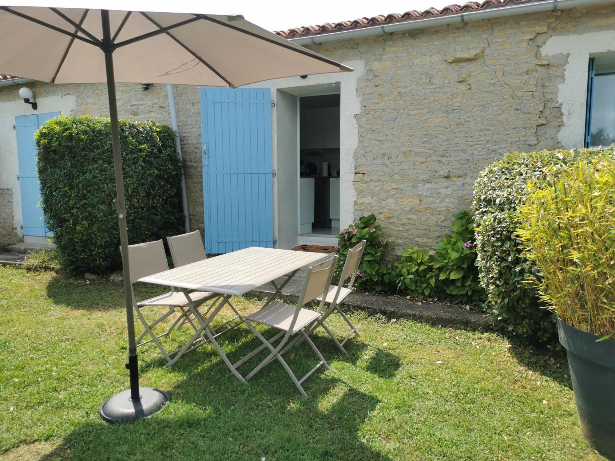 L'Enclos Bleu, Gite - Marais Poitevin Avec Piscine Chauffee Chaille-Les-Marais 외부 사진