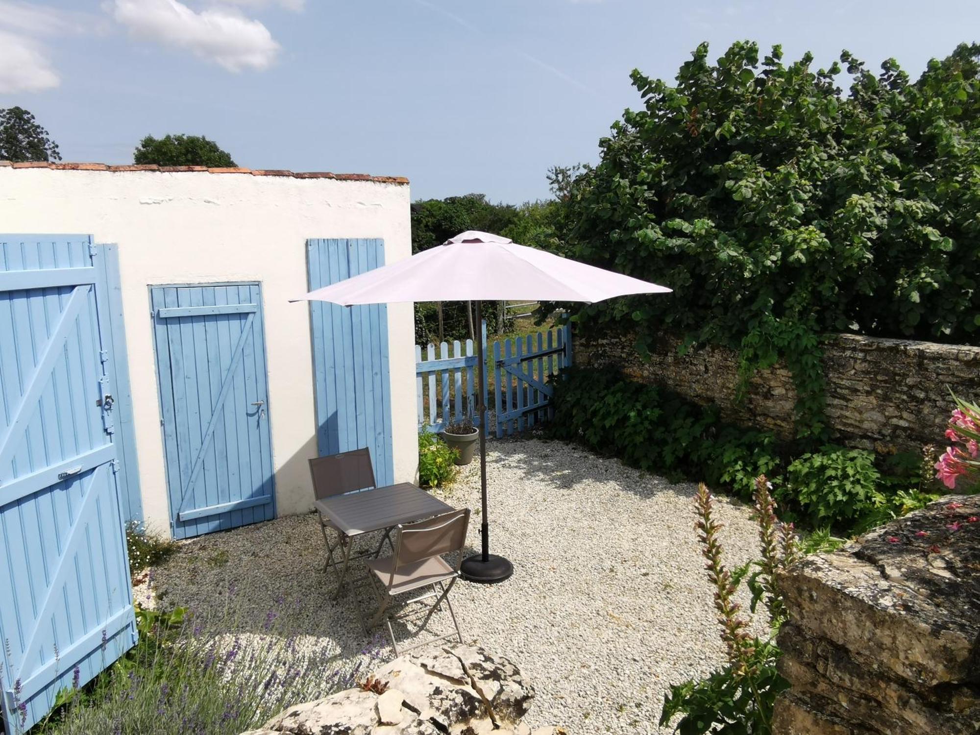 L'Enclos Bleu, Gite - Marais Poitevin Avec Piscine Chauffee Chaille-Les-Marais 외부 사진