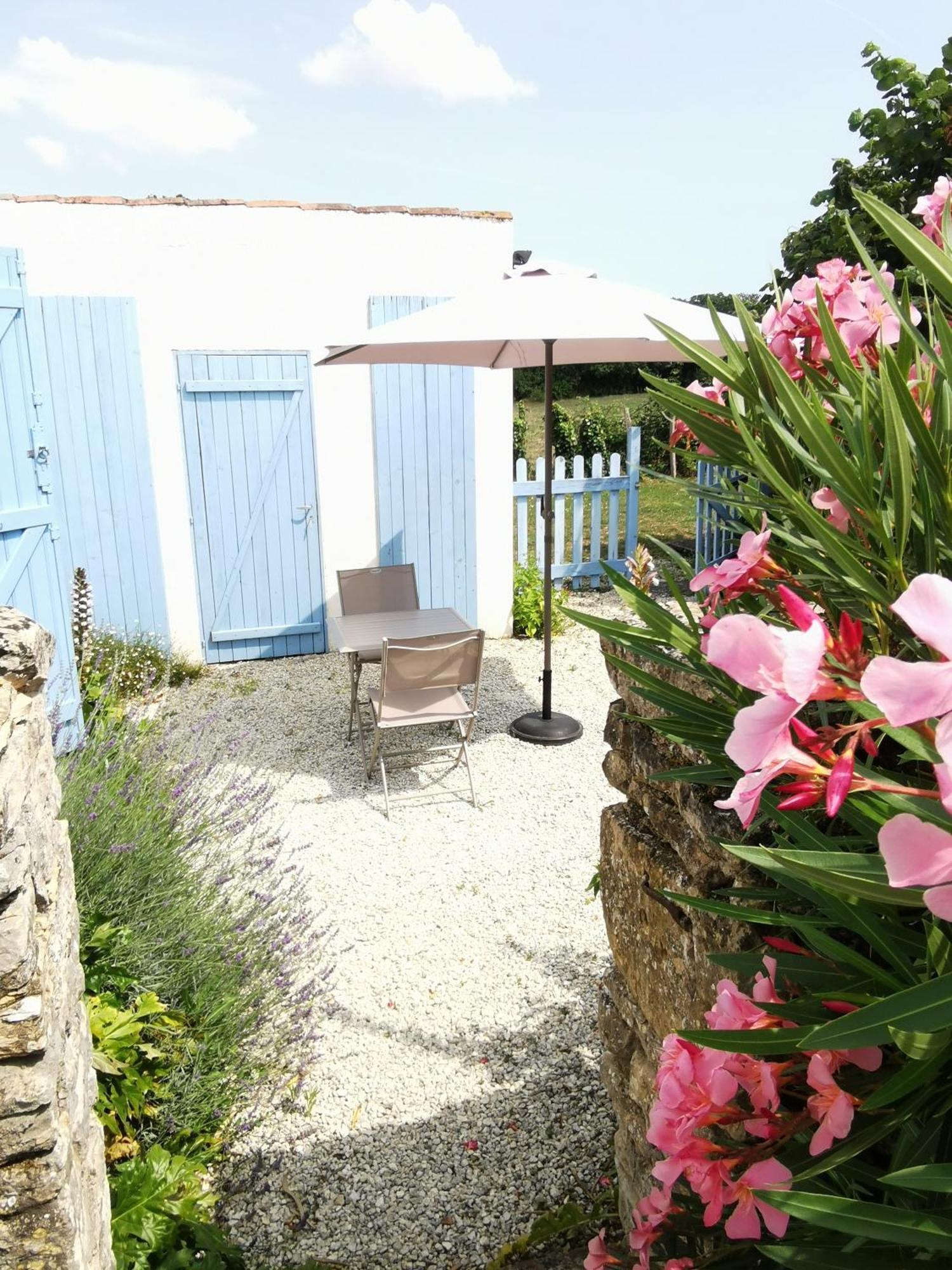 L'Enclos Bleu, Gite - Marais Poitevin Avec Piscine Chauffee Chaille-Les-Marais 외부 사진